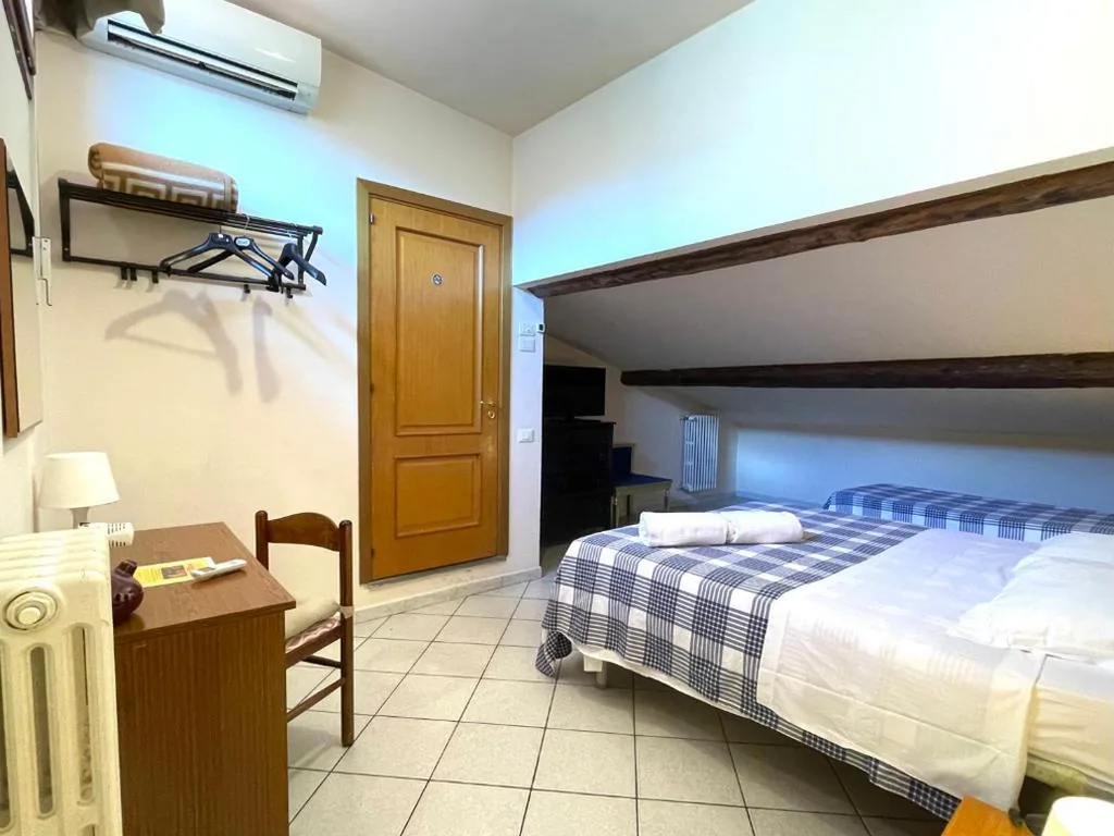 Camera Economy Matrimoniale/Doppia con Letti Singoli - Mansarda — Hotel Leopolda