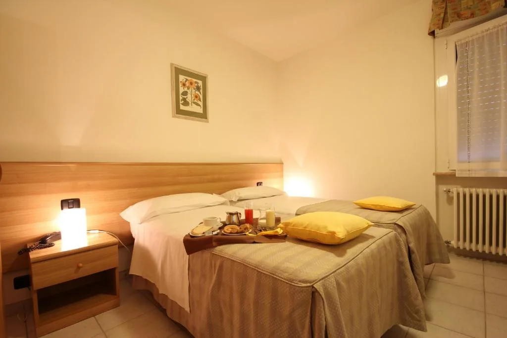 Camera Economy Matrimoniale/Doppia con Letti Singoli — Hotel Miramare