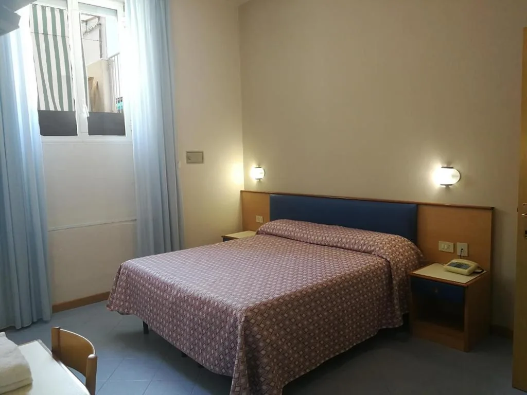 Camera Economy Matrimoniale/Doppia con Letti Singoli con Finestra Alta — Hotel Sogno