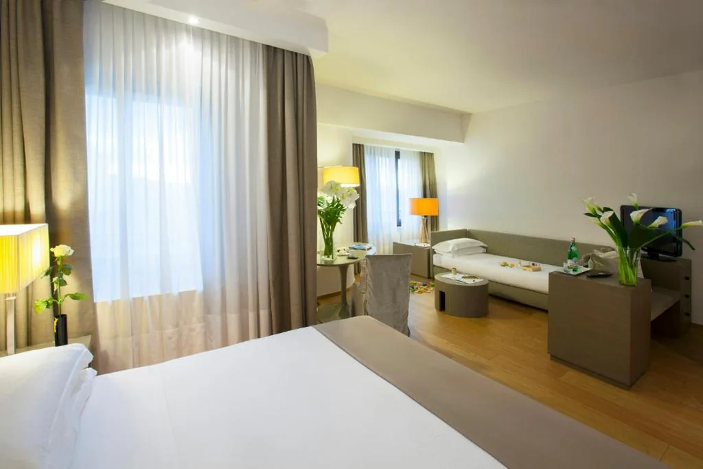 Family Room (2 Adults + 2 Children) — Starhotels Michelangelo Florence