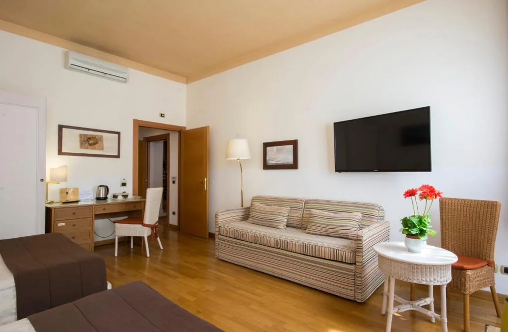 Camera Familiare (5 Adulti) — Piazza Paradiso Accommodation