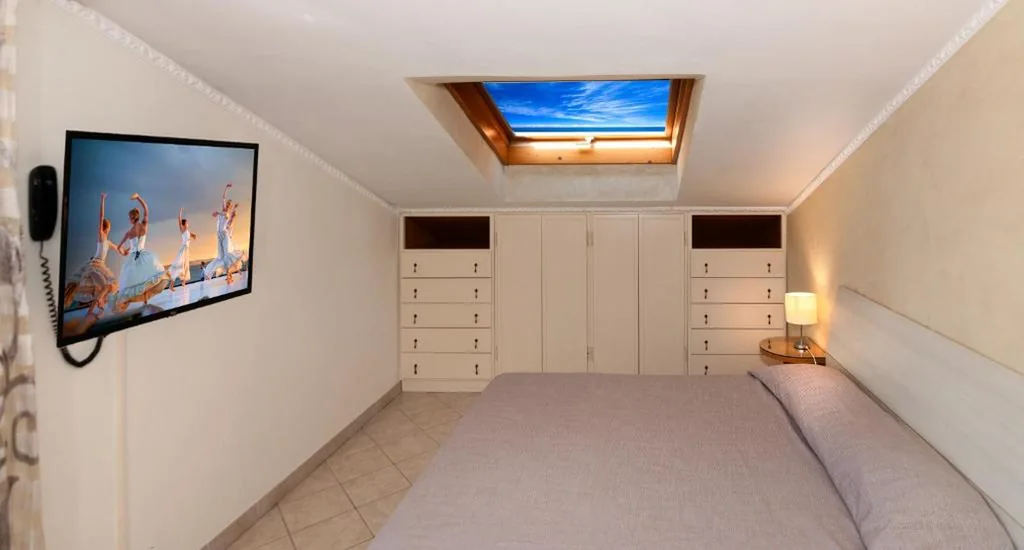 Communicating Family Room with Bathtub — Hotel Eura