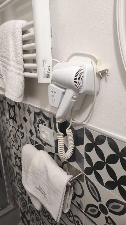 Camera Familiare con Bagno in Comune — Dimora Sotto la Rocca