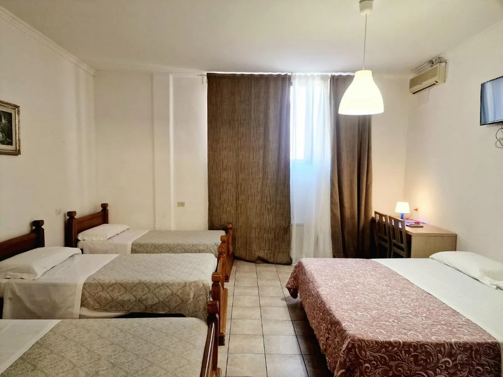 Camera Familiare con Bagno Privato — Hotel Firenze 2000