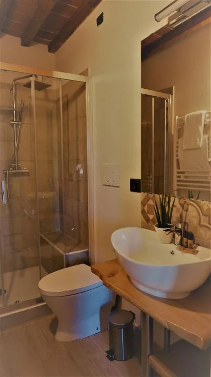 Camera Familiare con Bagno Privato — Il Tiglio Jacuzzi&Sauna