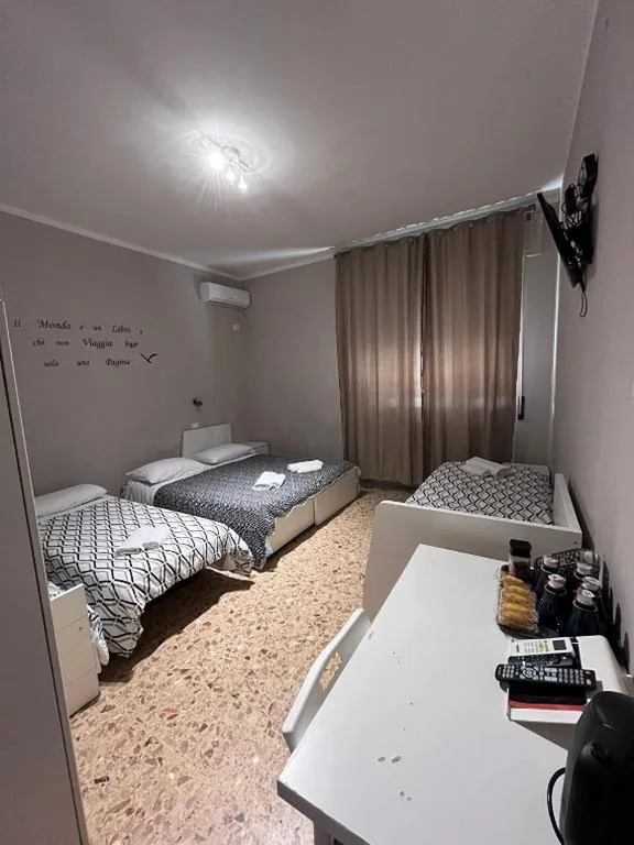 Camera Familiare con Bagno Privato — ViaVai Pisa Airport