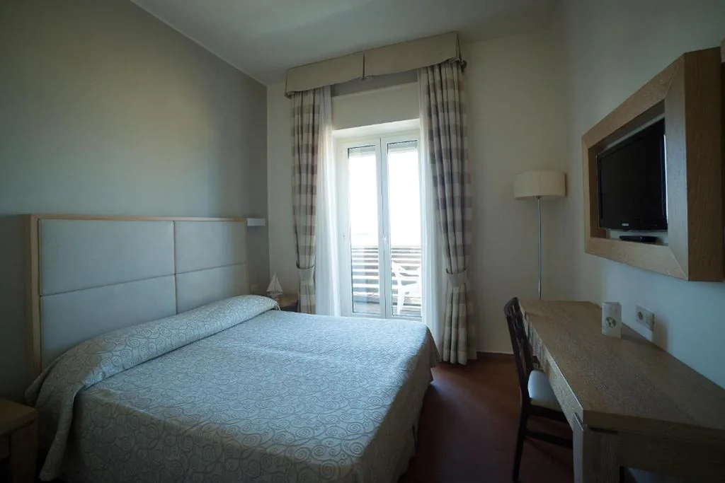 Camera Familiare con Balcone e Vista Mare (2 Adulti + 2 Bambini) — Hotel Miramare