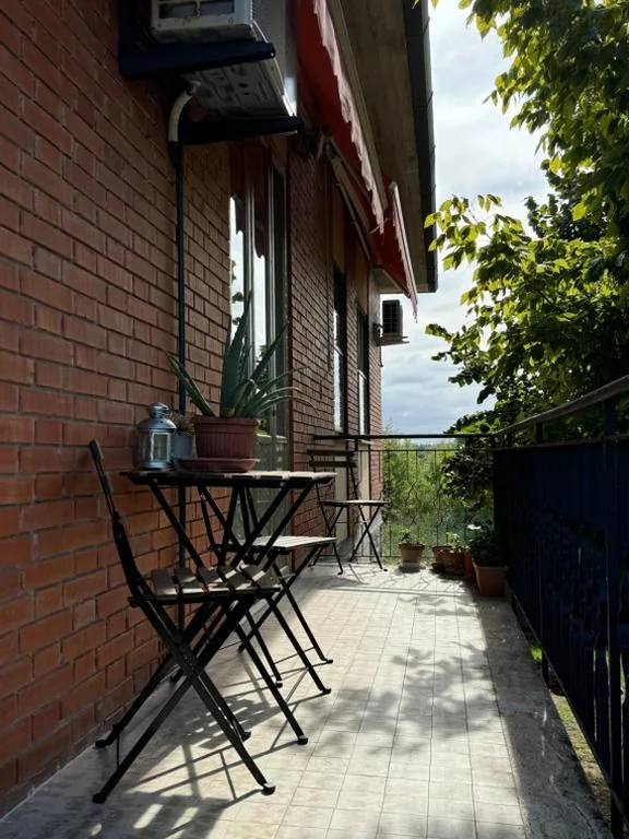 Camera Familiare con Terrazza — Lucy’s House, elegante alloggio rustico con tutti i comfort moderni a Pisa