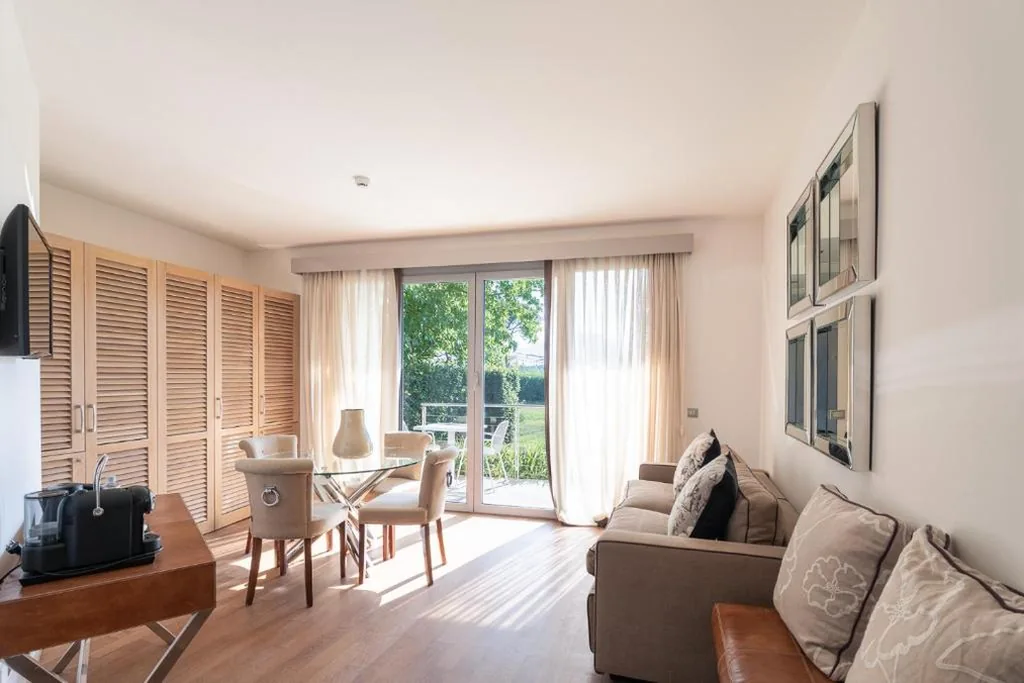 Family Room — Smy Pisa Plaza