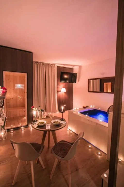 King Room with Hot Tub — Alma Suites – Jacuzzi Livorno