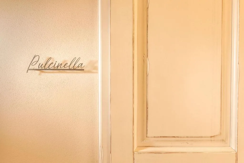 Camera King con Vista Lago — Palazzo Falcinelli Luxury Room in Montepulciano Center with Air Conditioning and Elevator