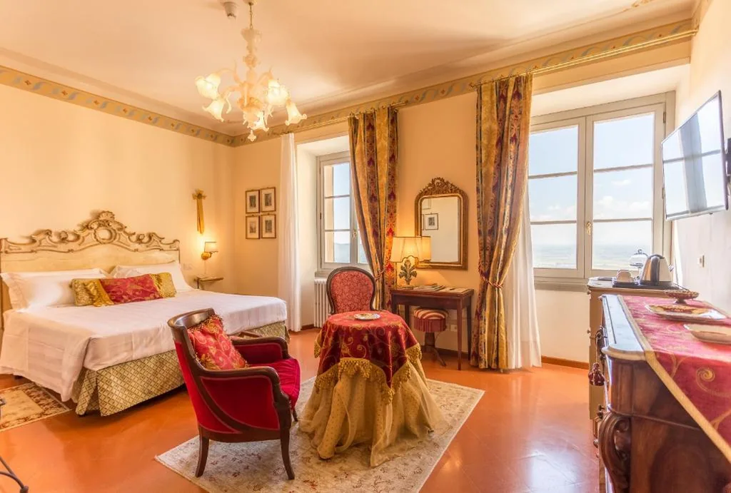 Deluxe King Room with Hot Tub — Hotel Villa Marsili