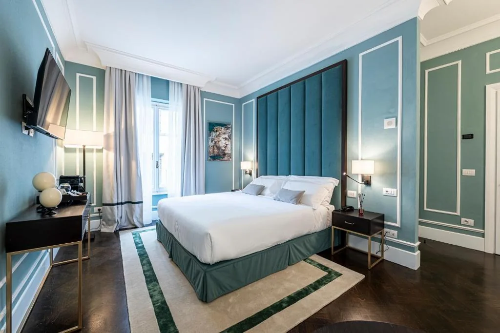 Deluxe King Room — Glimpse Hotel