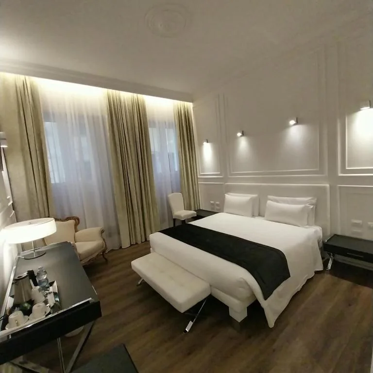 Deluxe King Room — Hotel Montreal