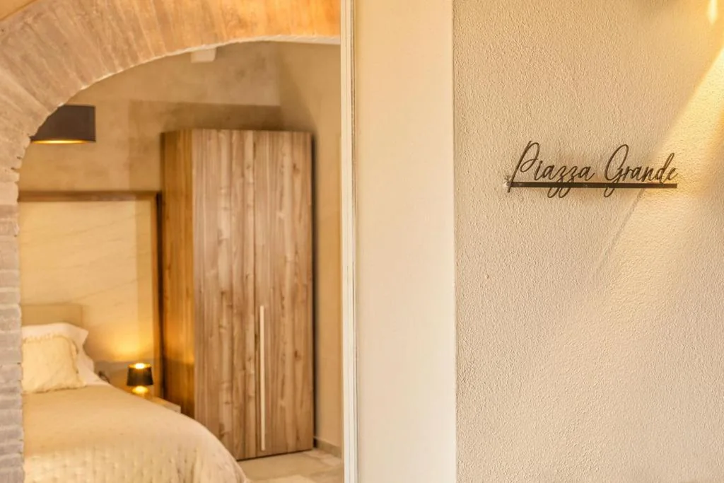 Camera King Deluxe — Palazzo Falcinelli Luxury Room in Montepulciano Center with Air Conditioning and Elevator