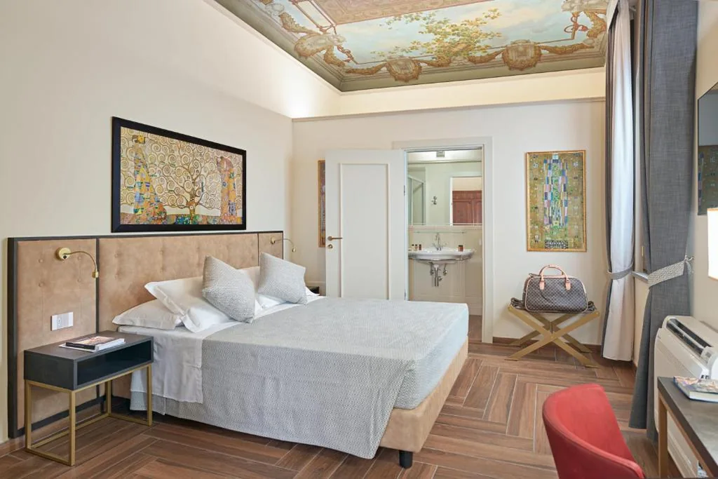 Superior King Room — Residenza Mondragone