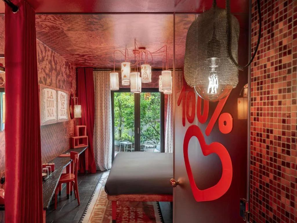 Camera Large Rosso con Giardino Privato — 25hours Hotel Florence Piazza San Paolino
