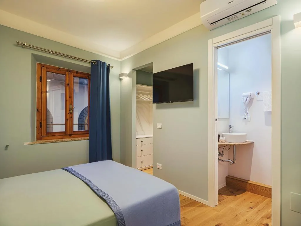 Double Room — Antiboti