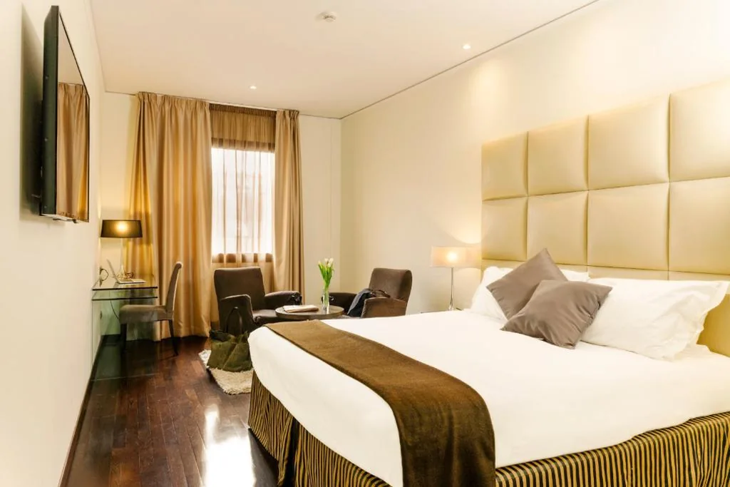 Comfort Double Room with Bathtub — Cosmopolitan Hotel