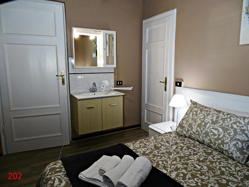 Double Room with Shared Bathroom — Affittacamere L’Arancio