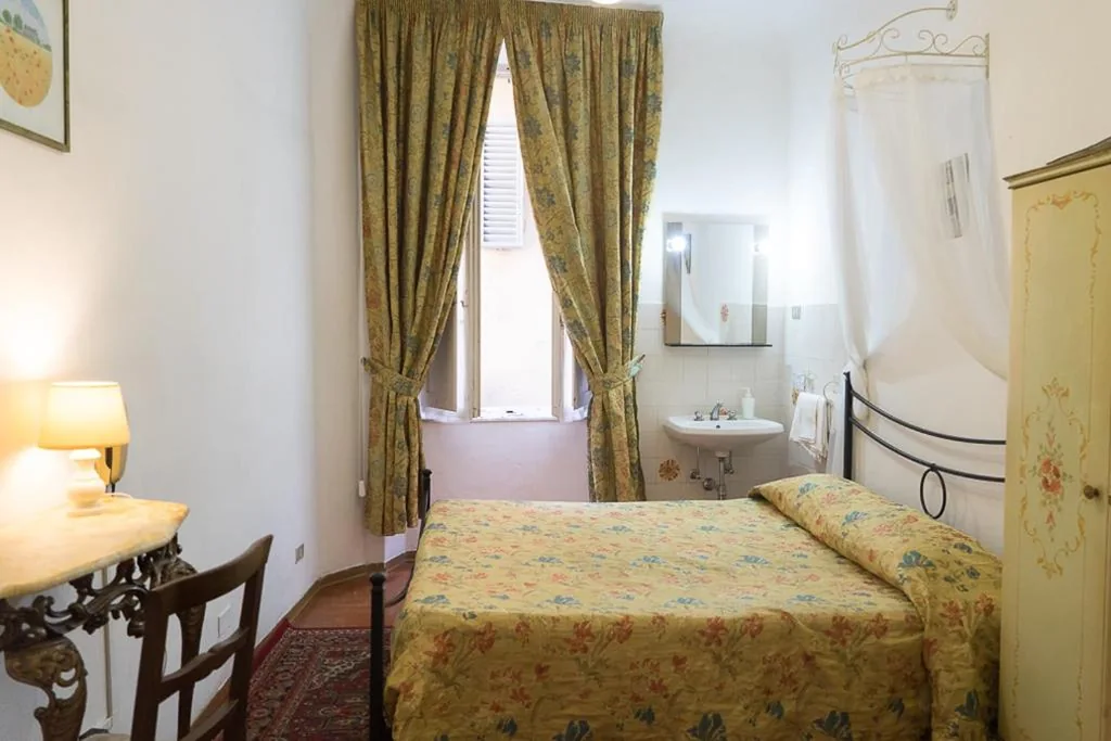 Camera Matrimoniale con Bagno in Comune — Albergo Tre Donzelle