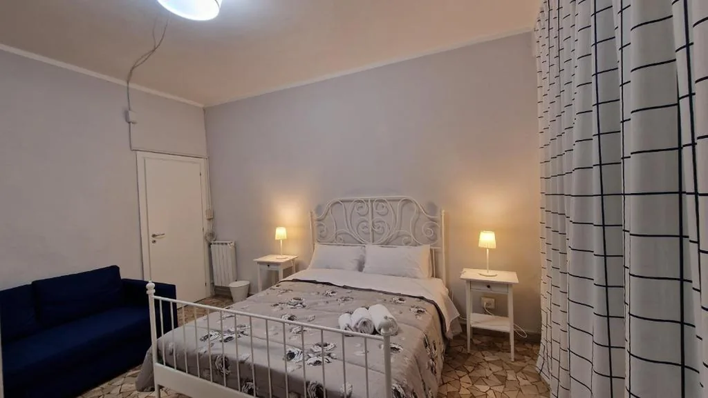 Camera Matrimoniale con Bagno in Comune — City Room’s