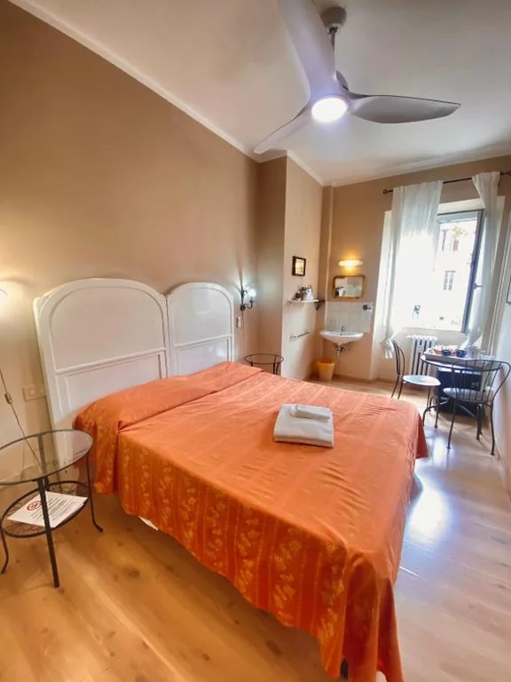 Double Room with Shared Bathroom — Hotel Dali