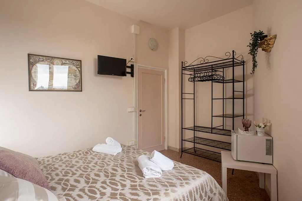 Camera Matrimoniale con Bagno in Comune — I tulipani