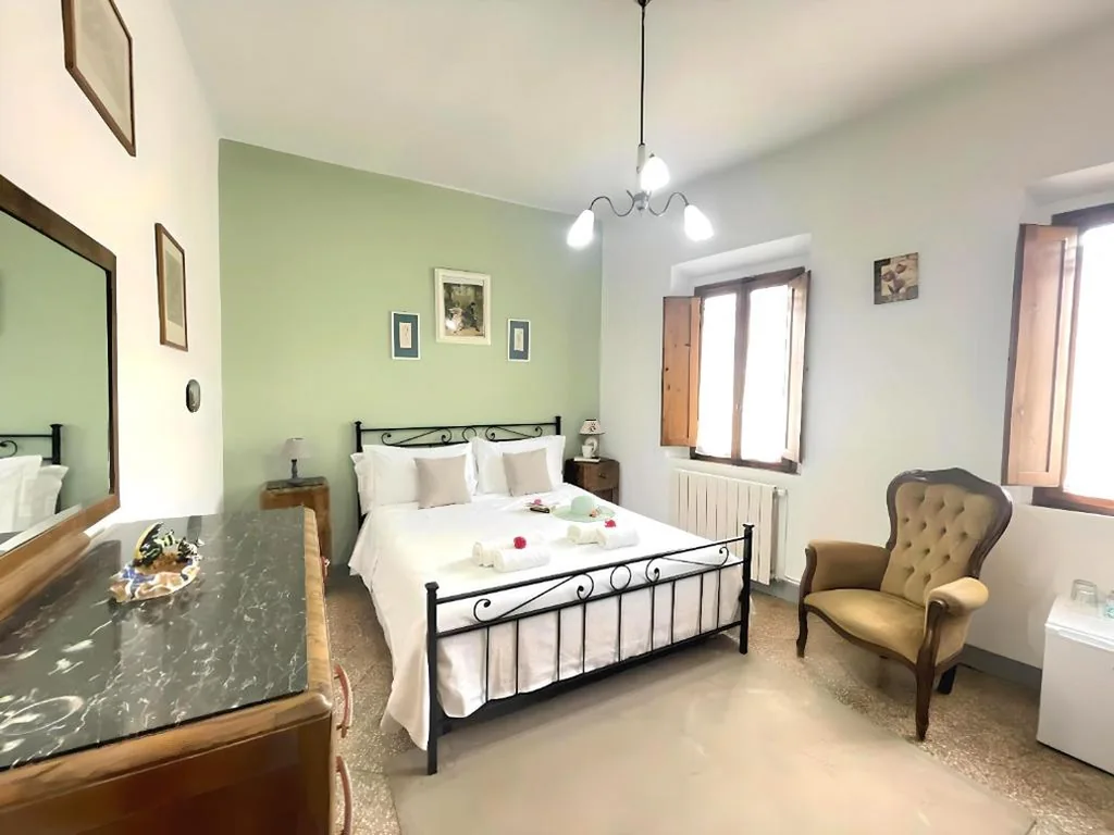 Camera Matrimoniale con Bagno in Comune — La Casa di Ines