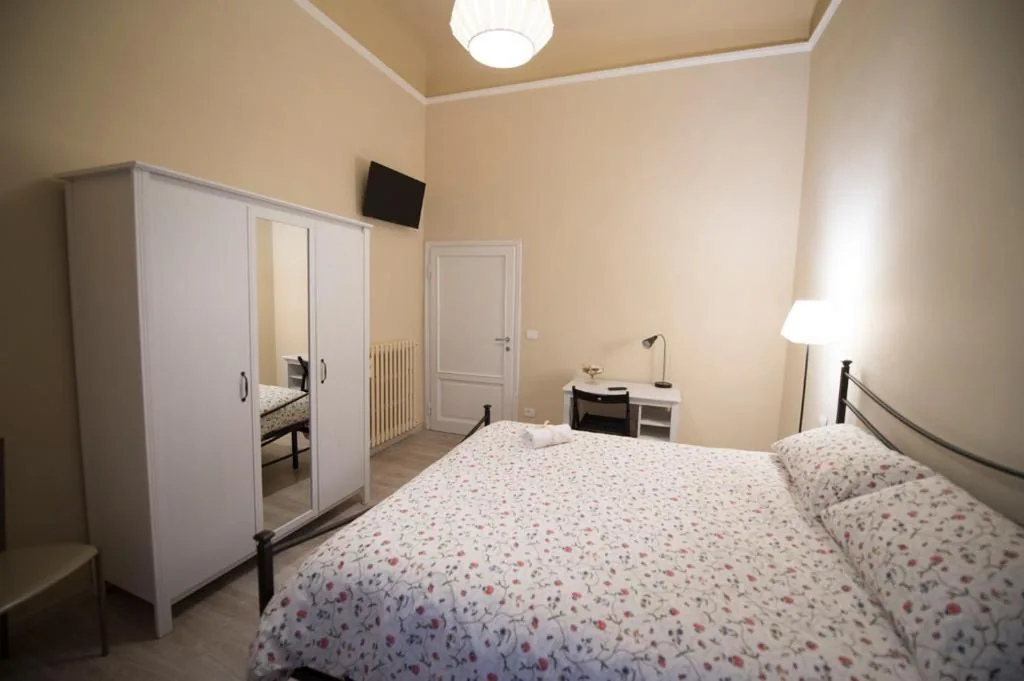 Camera Matrimoniale con Bagno in Comune — La Filarocca B&B
