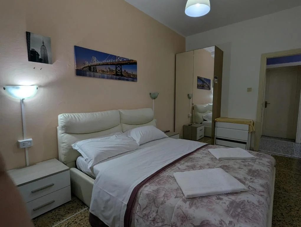 Camera Matrimoniale con Bagno in Comune — Pearl Pisa guest house