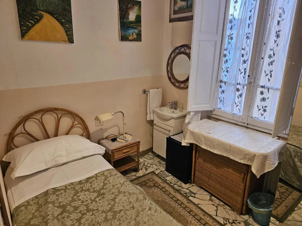 Double Room with Shared Bathroom — Souvenir Maya