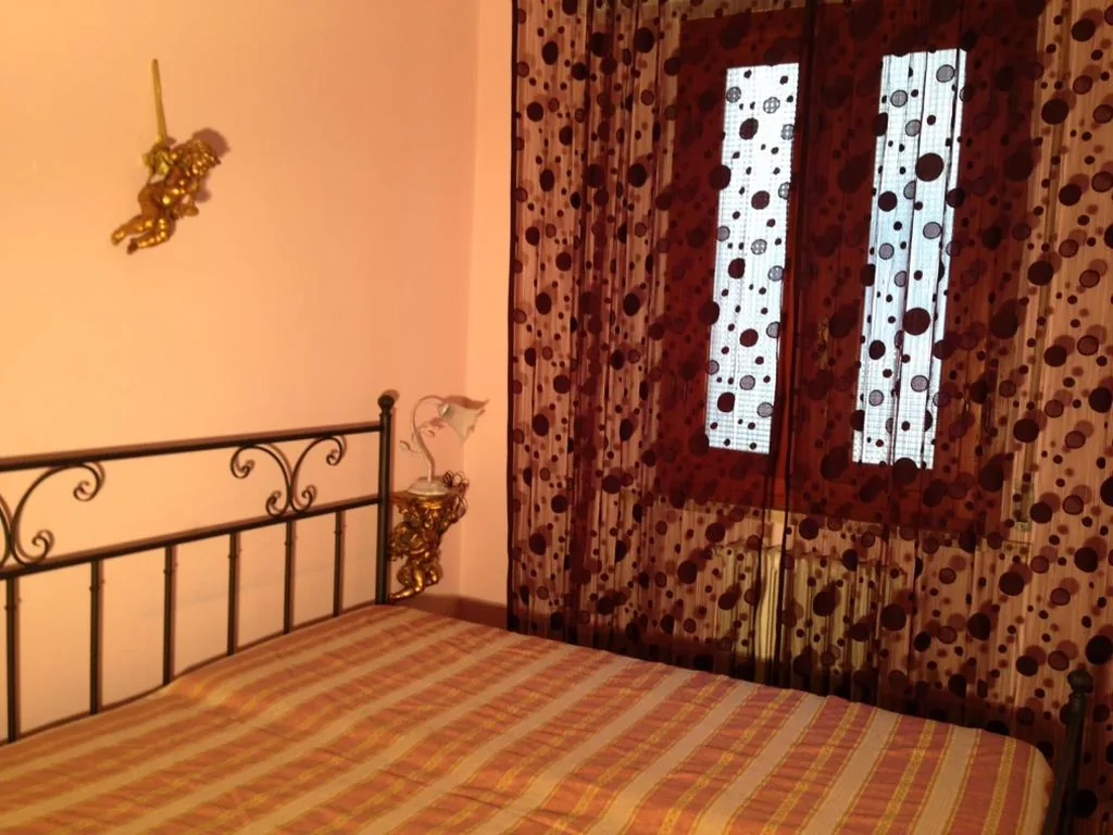 Camera Matrimoniale con Bagno in Comune — Stanza Bellaria