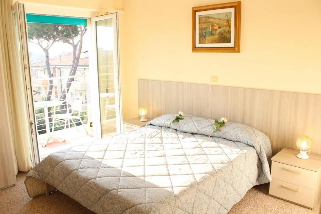 Double Room with Private Bathroom and Balcony — Hotel Luca