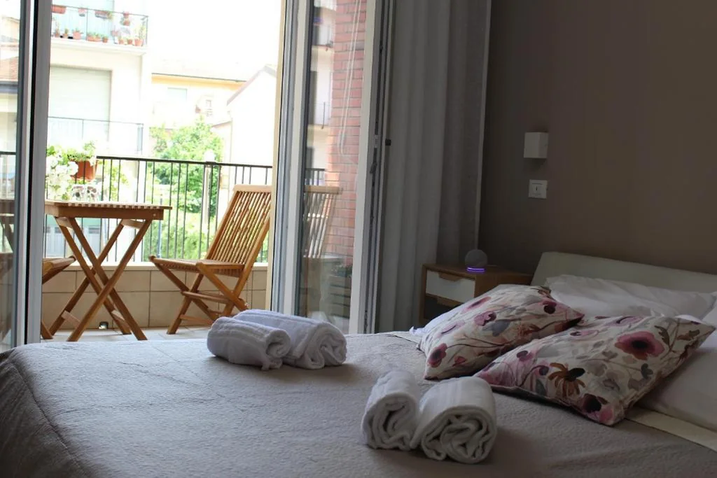Double Room with External Private Bathroom — Aurora BnB