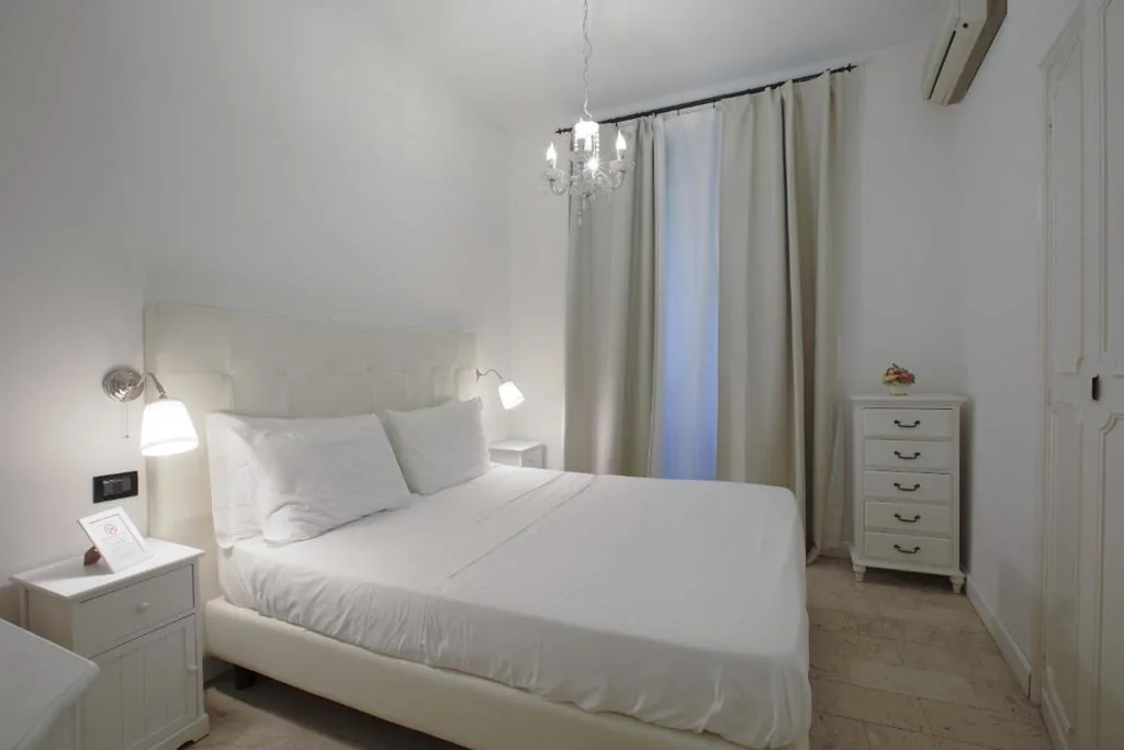Camera Matrimoniale con Bagno Privato Esterno — Badia Fiorentina