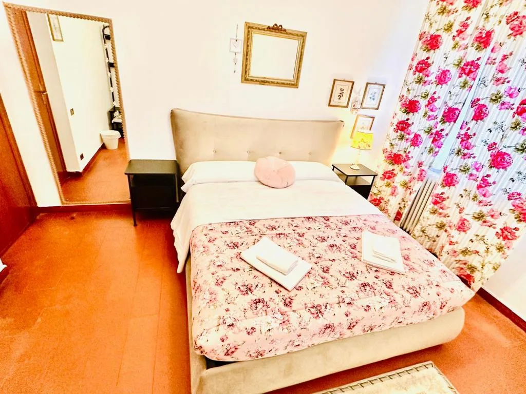 Camera Matrimoniale con Bagno Privato Esterno — Cisanello Guest House