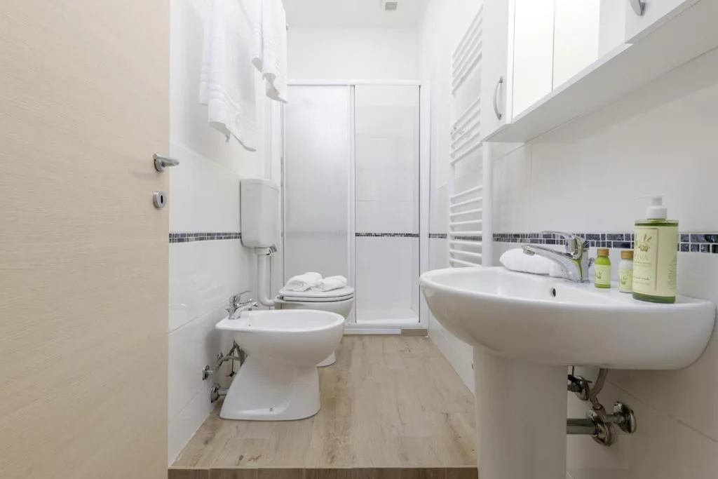 Camera Matrimoniale con Bagno Privato Esterno — Da Rita Affittacamere