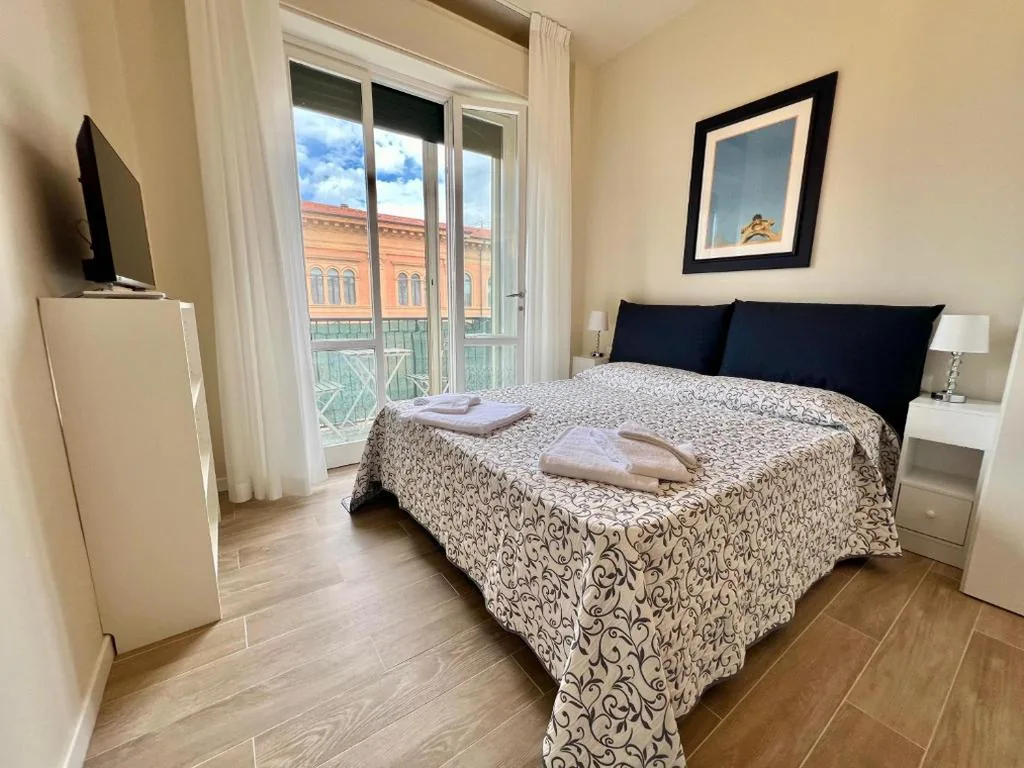 Camera Matrimoniale con Bagno Privato Esterno — F&F Rooms