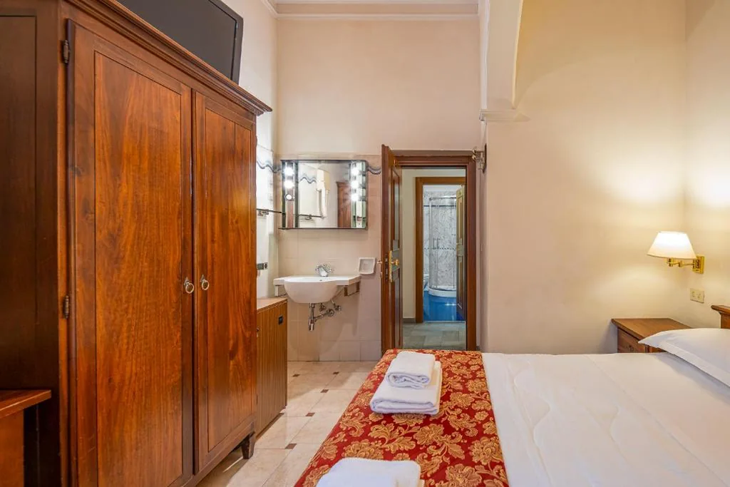 Double Room with External Private Bathroom — Hotel City