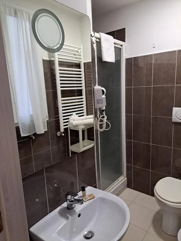 Double Room with External Private Bathroom — Leonum