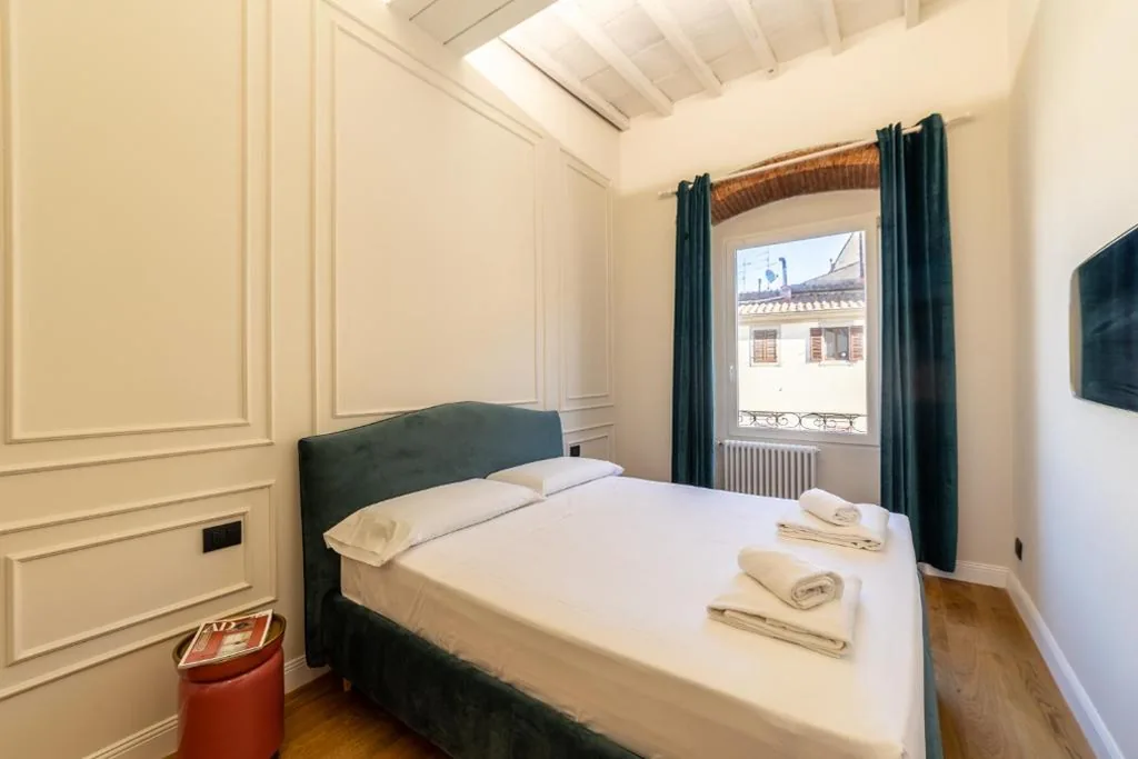 Camera Matrimoniale con Bagno Privato Esterno — Leovinci Rooms