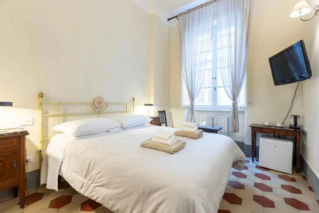 Camera Matrimoniale con Bagno Privato Esterno — Lucca Charm