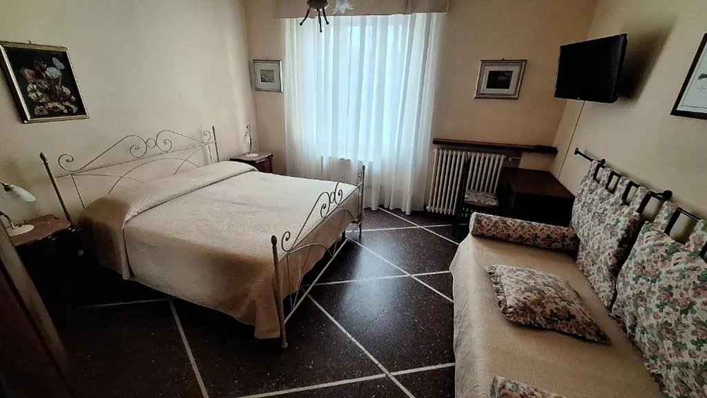 Camera Matrimoniale con Bagno Privato Esterno — Red Horse