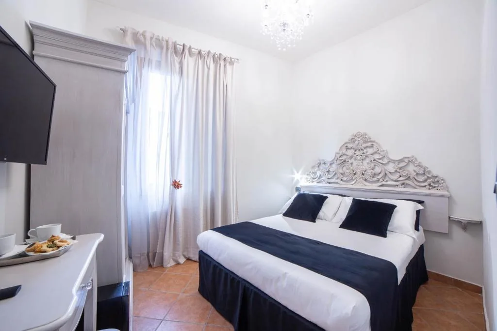 Double Room with External Private Bathroom — Residenza Florentia