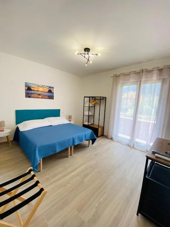 Camera Matrimoniale con Bagno Privato — Guest House Tramontana 19