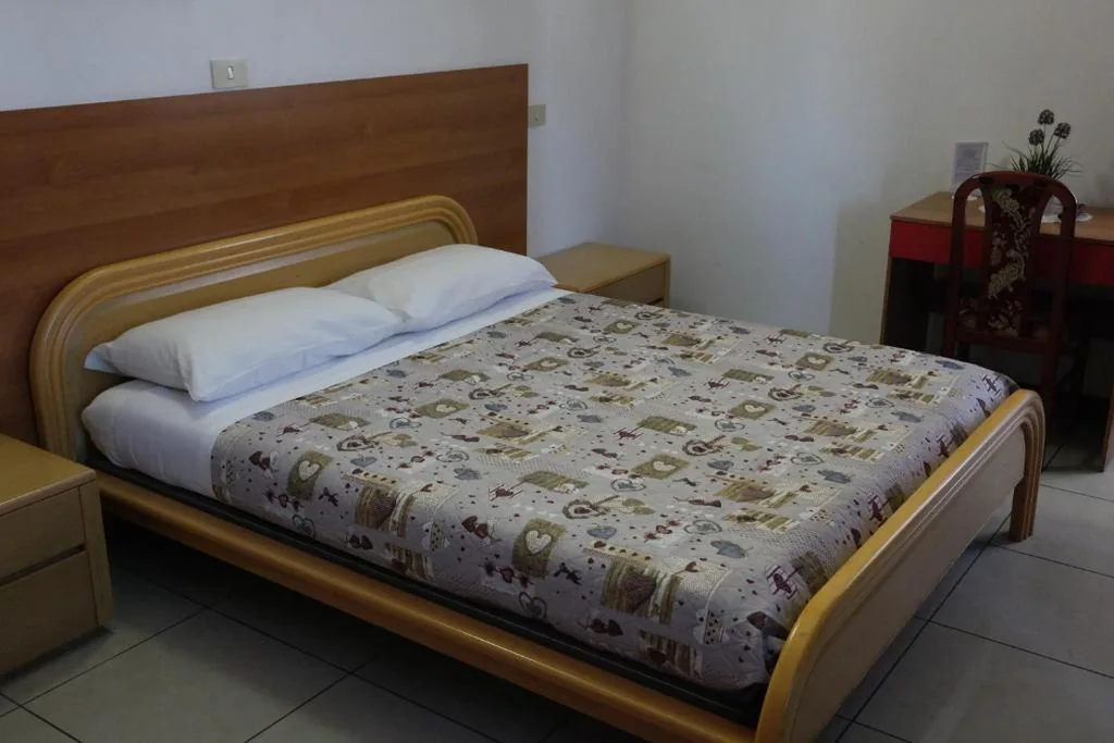 Camera Matrimoniale con Bagno Privato — Hotel Houston Livorno – Struttura Esclusivamente Turistica – Not for Business or Workers