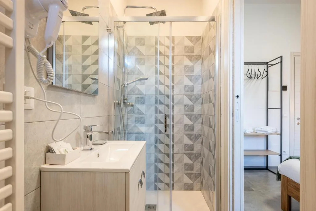 Camera Matrimoniale con Bagno Privato — La Corte Rooms Pisa