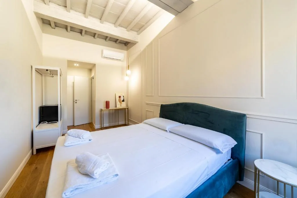 Camera Matrimoniale con Bagno Privato — Leovinci Rooms