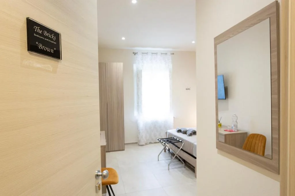 Camera Matrimoniale con Bagno Privato — The Bricks B&B Free Parking